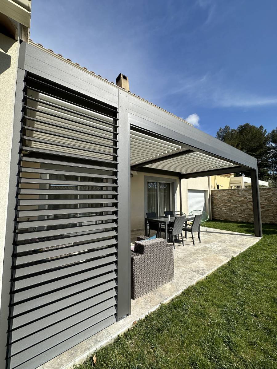 Quels sont les avantages des brise-soleil orientables par rapport aux fixes à Saint-Tropez ?