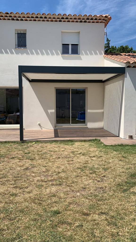Fabricant français de pergolas bioclimatiques à toit en pente 100% personnalisables dès 350€/m² avec pose incluse près de Fréjus (83600) Var