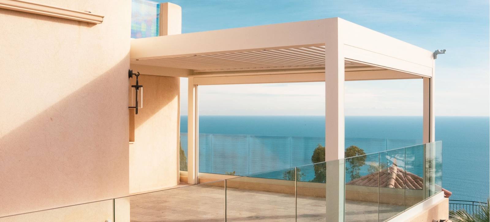 pergola blanche vue mer à Saint-Raphaël 