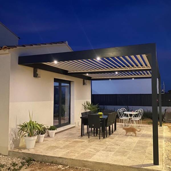 Vivez des moments d'exception été comme hiver en extérieur grâce à votre pergola bioclimatique à Toulon proche de Saint-Cyr