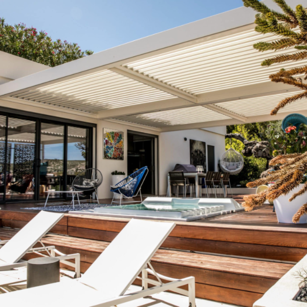Pourquoi opter pour une pergola bioclimatique en aluminium à Toulon : avantages et conseils