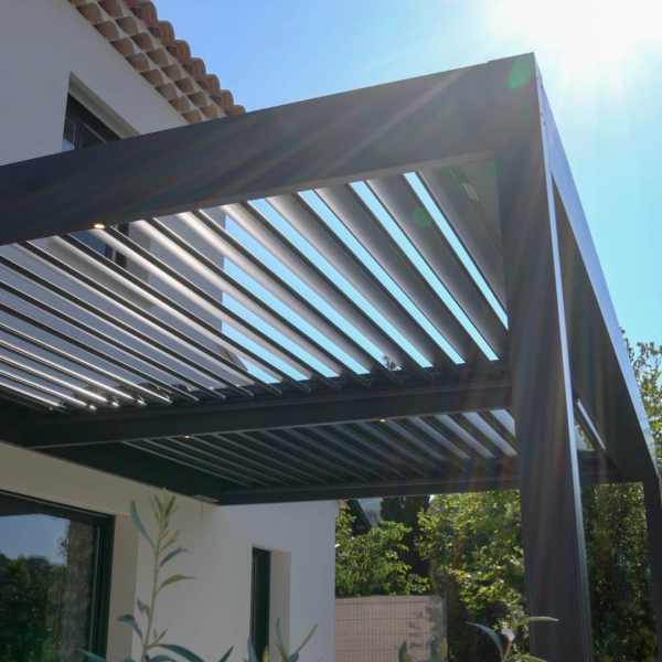 Installation d’une pergola bioclimatique à lames orientables à Fréjus : découvrez les étapes