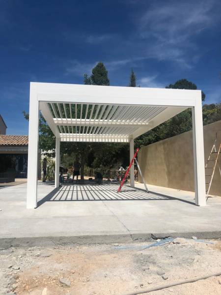 Fourniture et installation d'une pergola bioclimatique posée en îlot au Castellet proche de Beausset