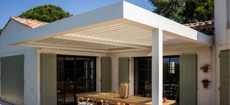 pergola bioclimatique blanche port grimaud