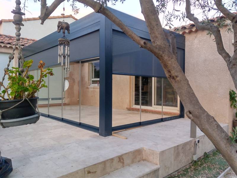 Cauchi Design vous propose de découvrir une de ses nouvelles réalisations : la pergola bioclimatique à Saint Cyr proche de Sanary-sur-mer