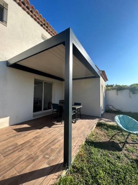 Les avantages de choisir une pergola adossée à Saint-Tropez : élégance et fonctionnalité par Cauchi Design