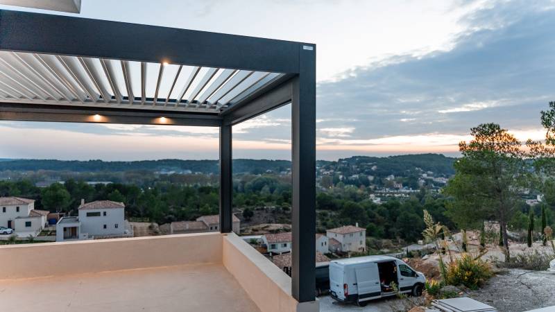 Véranda extension : optez pour une pergola bioclimatique en aluminium dans le 83 à Hyères.