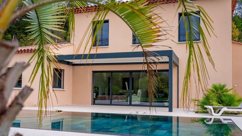 Pergola bioclimatique adossée au Grau-du-Roi 