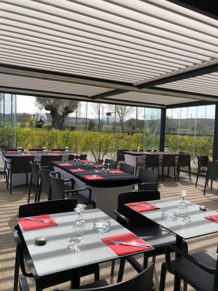 Agrandissez votre établissement Varois et donnez-lui une autre dimension grâce à notre pergola bioclimatique Solisysteme !