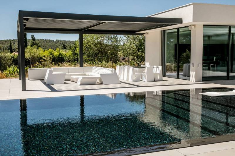 Pergola bioclimatique en aluminium design maison d'architecte par Cauchi Design Bandol