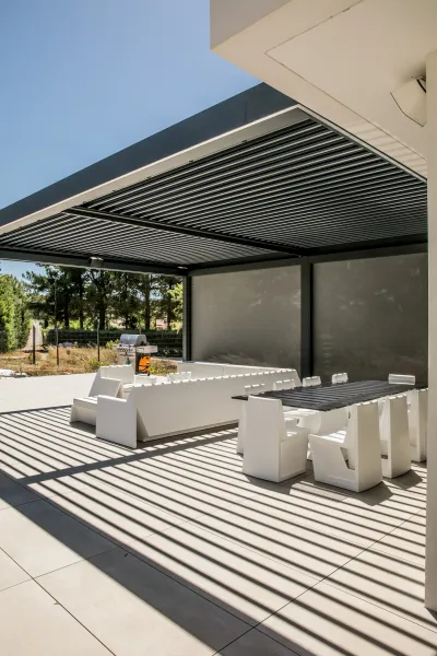 Tout savoir sur les stores zip enrouleurs motorisé pour ajouter une double protection à votre Pergola Bioclimatique à Nice.