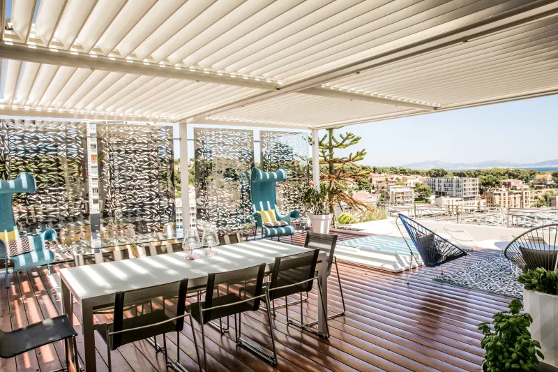 Quels sont les avantages des claustras décoratives pour une pergola bioclimatique installée à Vallauris ?