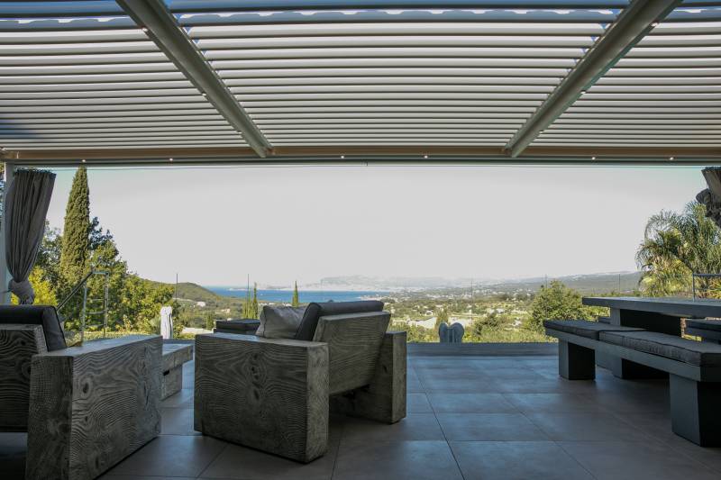 Réalisation d'une pergola bioclimatique sur-mesure sur la terrasse d'une villa au Lavandou proche de Hyères