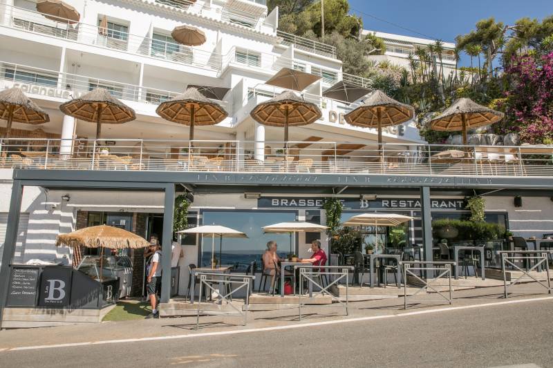 Enseigne integrée pergola bioclimatique par Cauchi Design