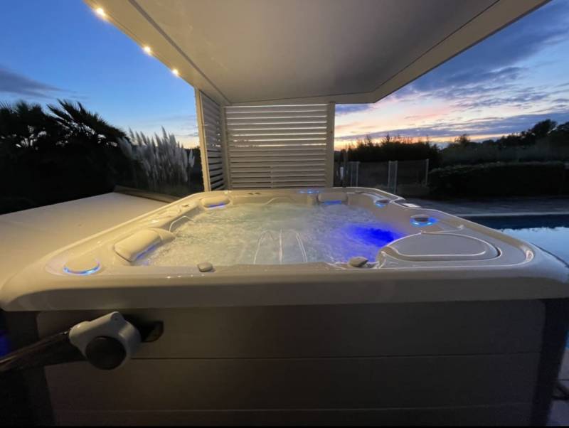 Quels sont les avantages d'un pool house pour mon espace extérieur à La Garde ?