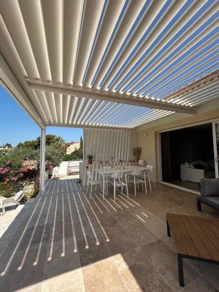 Qu'est-ce qu'une pergola bioclimatique en aluminium et comment ça fonctionne ? Découvrez notre produit phare à Draguignan proche Saint-Raphaël