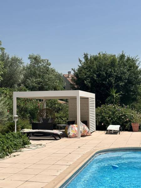Installation d'une poolhouse Cauchi Design en aluminium à Saint-Tropez