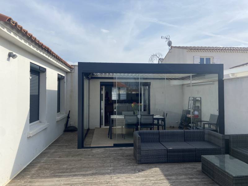 Quels sont les avantages d'ajouter des rideaux de verre à une pergola bioclimatique à Saint-Raphaël ?