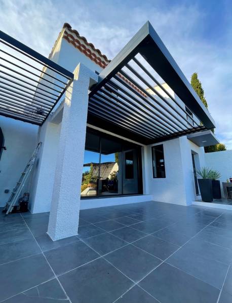 Fourniture et pose de pergola bioclimatique en aluminium sur mesure à votre domicile dans le Var à Draguignan