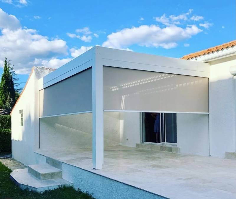 Installez votre pergola bioclimatique adossée en aluminium sur la terrasse de votre domicile au Lavandou proche de Cavalaire-sur-mer