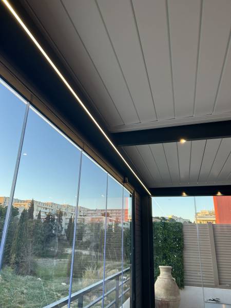 Est-il possible d'intégrer des éclairages ou des systèmes de chauffage dans une pergola bioclimatique à Hyères ?