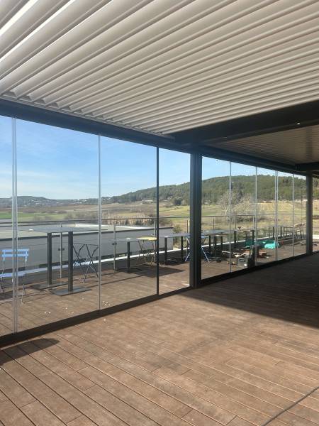 Les rideaux de verre offrent-ils une isolation thermique et acoustique à Toulon ?