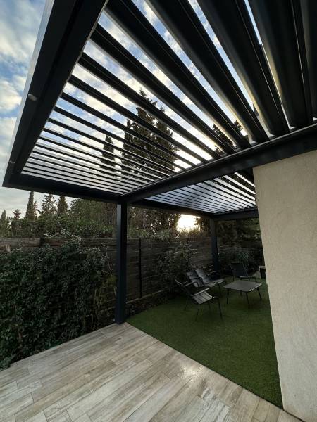 Installation d'une pergola bioclimatique : protégez-vous des intempéries et profitez de votre terrasse toute l'année à Toulon dans le Var