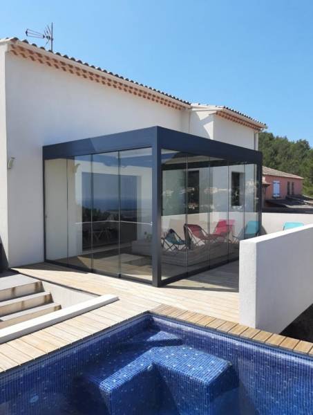 Pergola avec rideaux de verre par Cauchi Design Hyères