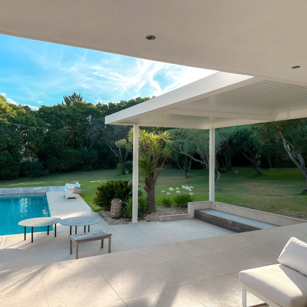 Installation d'une pergola bioclimatique en aluminium à lames orientables à Toulon