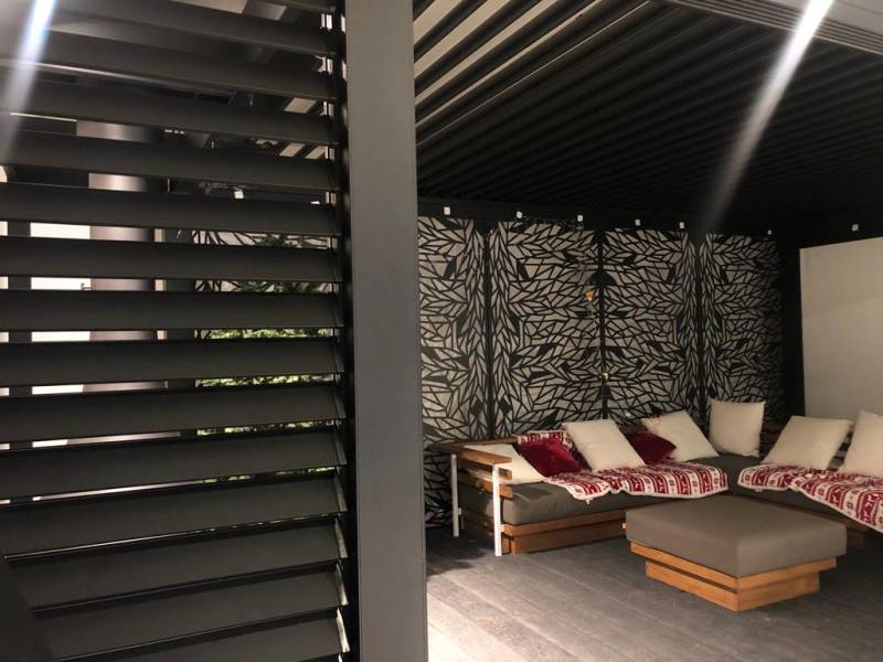 Les Brise-Soleil Orientables résistent-ils au vent si je viens fermer ma Pergola Bioclimatique à Sophia-Antipolis ?