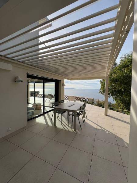 Découvrez l'installation d'une pergola bioclimatique à lames orientables de 6m x 3m à Carqueiranne dans le Var