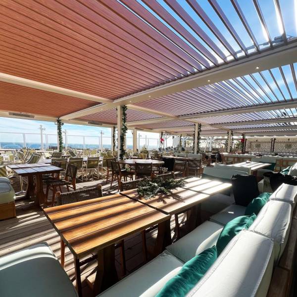 Pergola bioclimatique Cauchi Design pour les restaurateurs : Découvrez notre installation au Moorea à St Tropez 