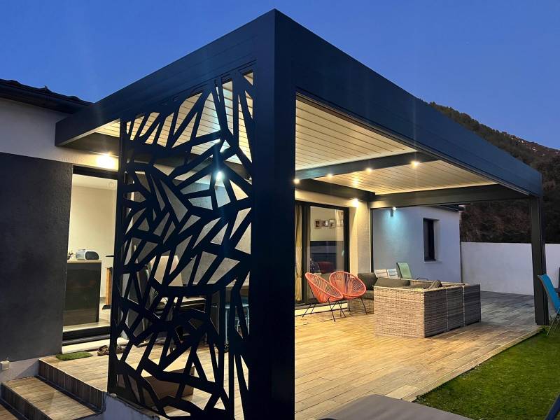 Ajouter un brise soleil décoratif en aluminium sur ma pergola bioclimatique à Toulon dans le Var