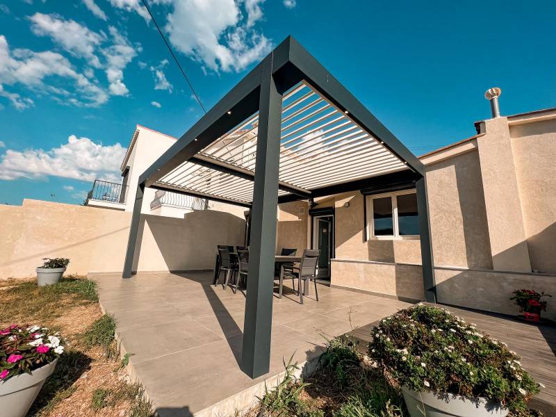 pergola bioclimatique cauchi design à lames orientables en aluminium dans le Var