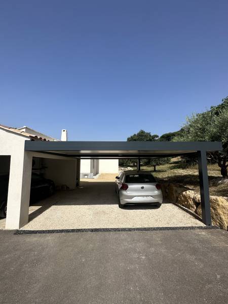 Nos abris de voiture en aluminium adossés : une solution esthétique et durable pour protéger vos véhicules au Lavandou.