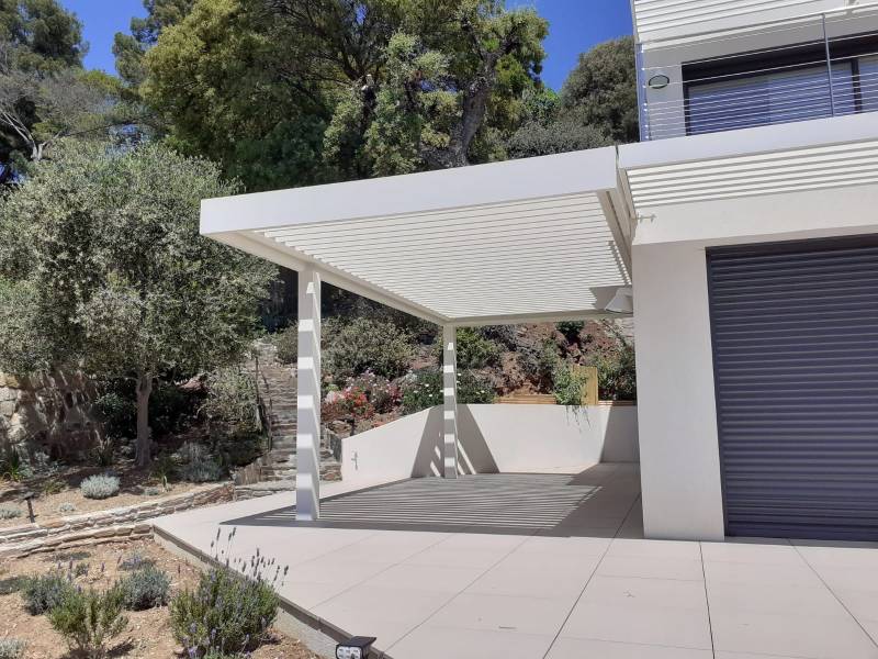 Il est avantageux de posséder une pergola bioclimatique à lames orientables motorisées pour plus de confort dans le Var à Ramatuelle