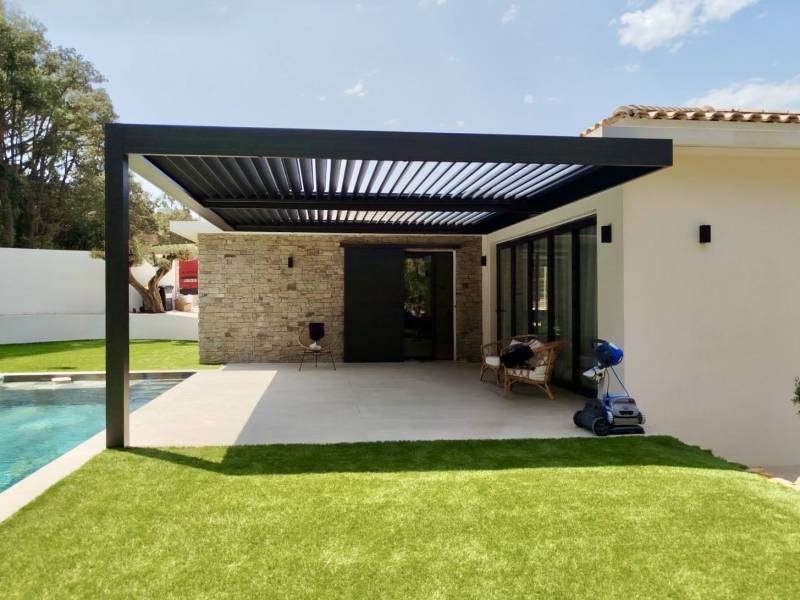 Puis-je personnaliser la couleur des lames de ma pergola bioclimatique ou sont-elles toujours blanches