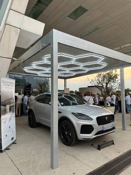 Nous avons le privilège de vous faire part du lancement de notre nouvelle ligne d'abris automobiles en aluminium Reduxa, à Hyères.