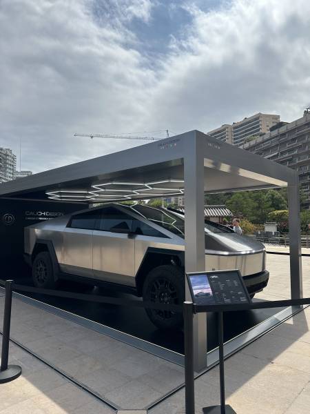 Découvrez l'incroyable Cybertruck de Tesla à Monaco: Exposition exclusive au Grimaldi Forum pour Top Marques 2024