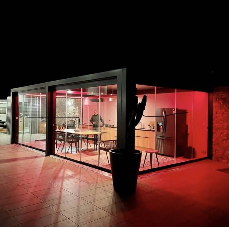 Mettez en valeur votre espace extérieur grâce aux pergolas bioclimatiques en aluminium personnalisables à Hyères proche de Saint-Tropez !