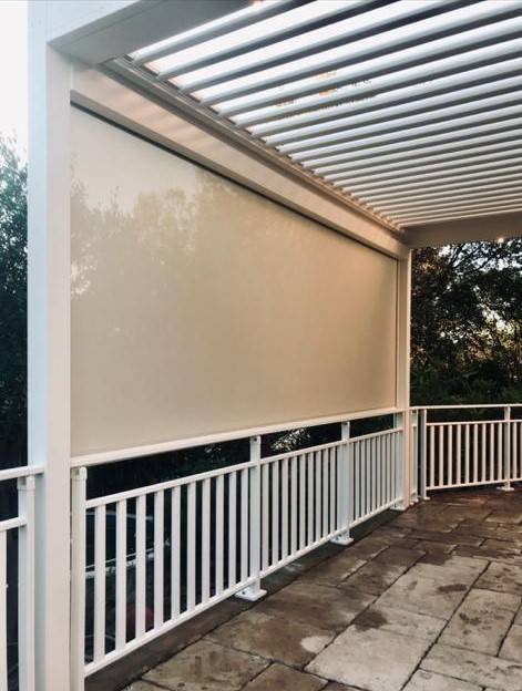 pergola store et garde corps intégrés par Cauchi Design