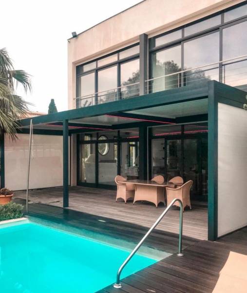 Vente et pose d'une pergola bioclimatique motorisée avec stores integrés dans une villa à Brignoles proche de Toulon