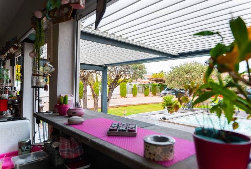 pergola bioclimatique dans  Le Val