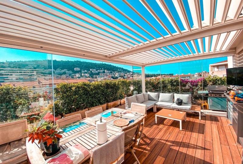pergola bioclimatique avec rideaux de verre