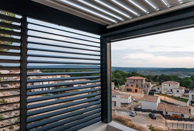 pergola bioclimatique avec brise soleil orientable