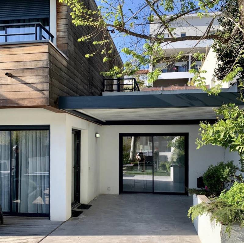 Pergola adaptable à vos envies et sur mesure : découvrez la pergola bioclimatique Solisystème par Cauchi Design dans le Var à Sainte-Maxime